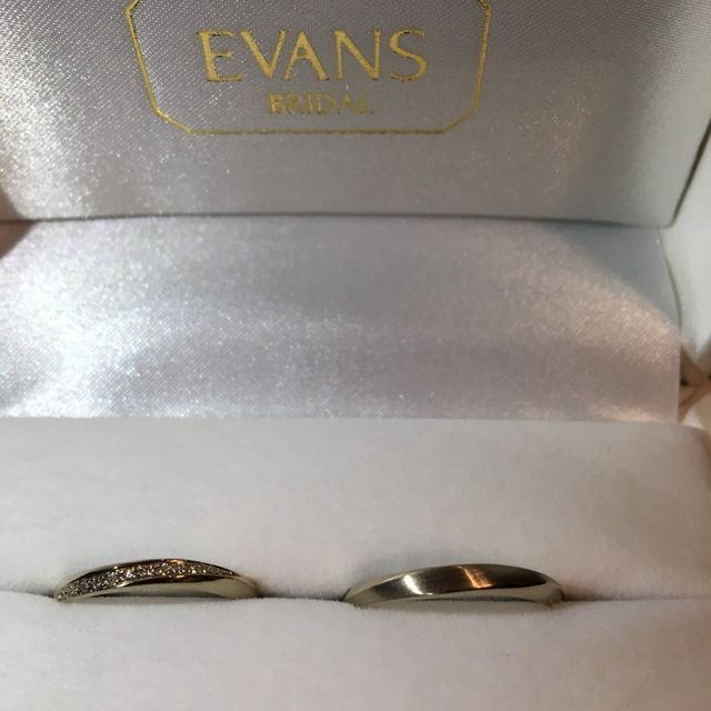【EVANS BRIDAL(エヴァンスブライダル)の口コミ】 珍しいもの、変わったものが好きな彼と、シンプルな中に個性があるものが…