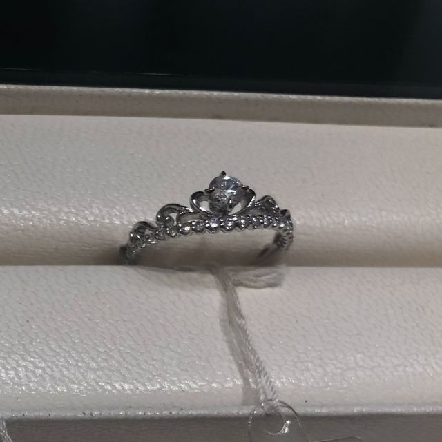 【三越の口コミ】 可愛い婚約指輪を希望していて、つけさせてもらいました。ティアラのデザ…