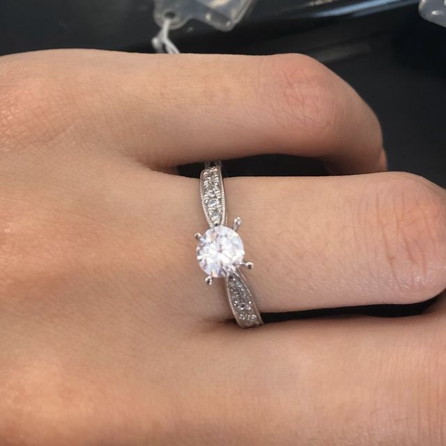 【三越の口コミ】 婚約指輪として可愛いものを希望していましたが、定番のものが気になって…