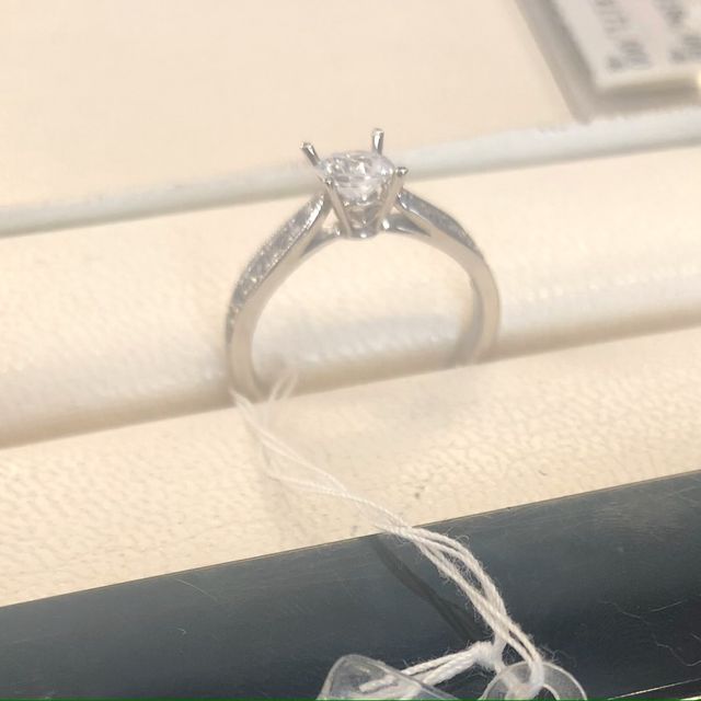 【三越の口コミ】 婚約指輪として可愛いものを希望していましたが、定番のものが気になって…