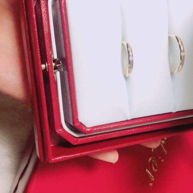 【カルティエ(Cartier)の口コミ】 婚約指輪で頂いたエタニティリングと重ね付けをしたかったのでシンプルで…