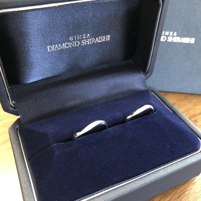 【銀座ダイヤモンドシライシの口コミ】 デザインはウェーブタイプと決めていました。
婚約指輪と会うものをと考え…