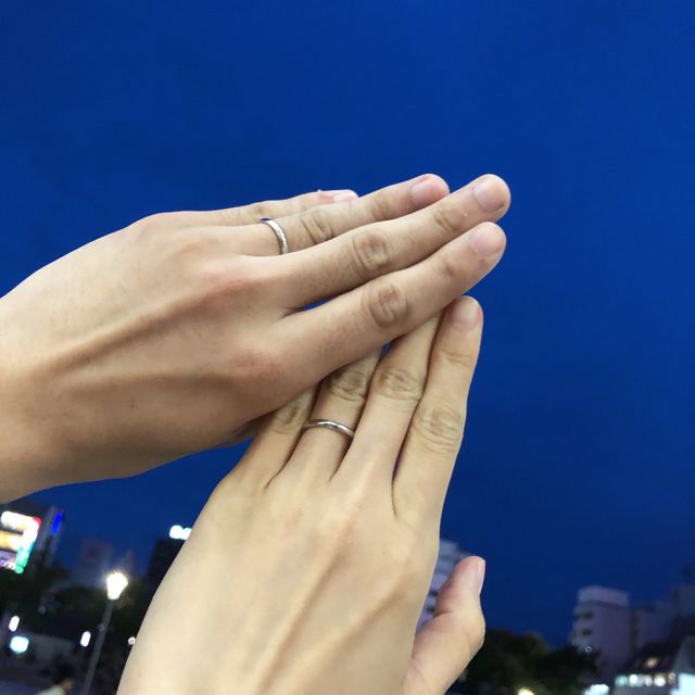 【銀座ダイヤモンドシライシの口コミ】 デザインはウェーブタイプと決めていました。
婚約指輪と会うものをと考え…