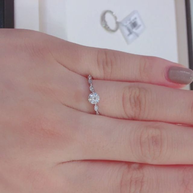 【CHARMY(チャーミー)の口コミ】 ダイヤモンドの多い個性的なデザインですが華奢で可愛らしい印象がある所…