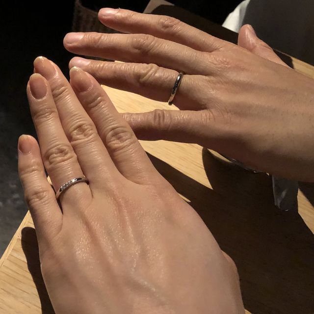 【4℃ BRIDAL(ヨンドシーブライダル)の口コミ】 ストレートタイプのデザインが指にはめた時に自分に合っていたのでシンプ…