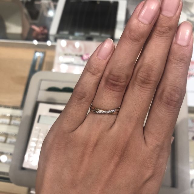 【WATANABE / 卸商社直営　渡辺の口コミ】 妻の結婚指輪を見に行きました。
こちらのデザインはゴールドとシルバーが…