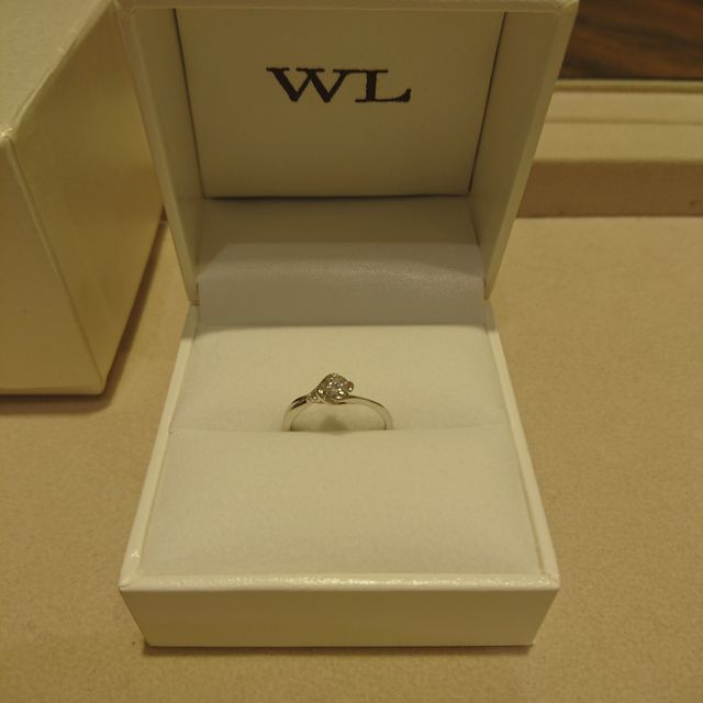 【William-LennyDiamond(ウィリアム・レニー・ダイヤモンド)の口コミ】 シンプルながら品のあるデザインで、ダイヤモンドがより際立ってみえる素…