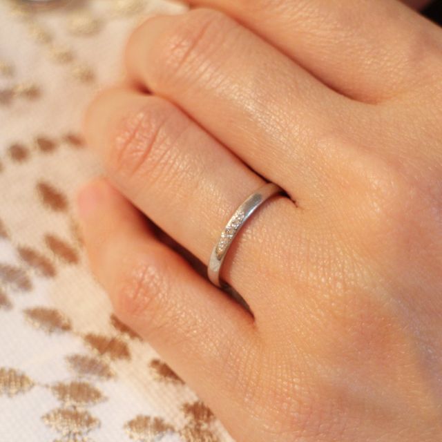 【アイプリモ(I-PRIMO)の口コミ】 希望のデザインは、小さなダイヤがひとつ、両サイドにさらに小さなダイヤ…