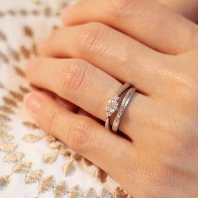 【アイプリモ(I-PRIMO)の口コミ】 希望のデザインは、小さなダイヤがひとつ、両サイドにさらに小さなダイヤ…