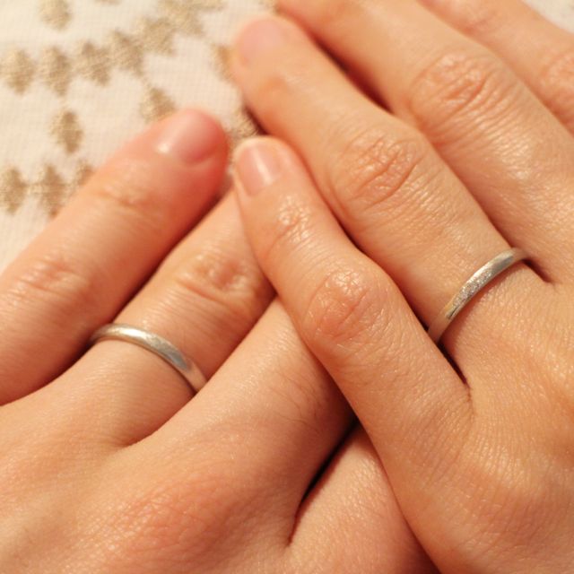 【アイプリモ(I-PRIMO)の口コミ】 希望のデザインは、小さなダイヤがひとつ、両サイドにさらに小さなダイヤ…