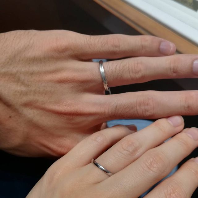 【銀座ダイヤモンドシライシの口コミ】 つや消し加工でのオリジナリティ溢れるデザインと主張しすぎないところが…