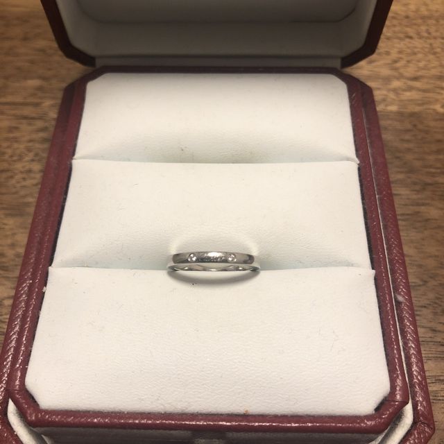 【カルティエ(Cartier)の口コミ】 指輪のデザインは比較的細めでカーブがあります。カーブがあることによっ…