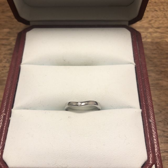 【カルティエ(Cartier)の口コミ】 指輪のデザインは比較的細めでカーブがあります。カーブがあることによっ…