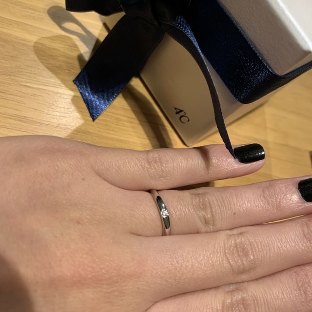 【4℃ BRIDAL(ヨンドシーブライダル)の口コミ】 ネットでリングを見ていたら、パッと目につくデザインがあり実際に見てみ…