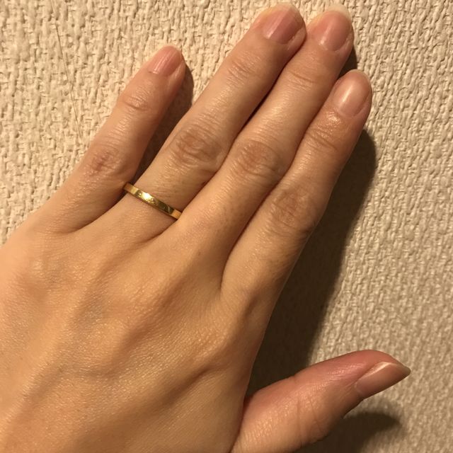 【4℃ BRIDAL(ヨンドシーブライダル)の口コミ】 婚約指輪と重ねてつける予定だったので、シンプルで合わせやすいゴールド…