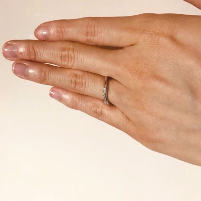 【TRECENTI(トレセンテ)の口コミ】 V字のラインが緩めであり上品な印象がありますし、婚約指輪との重ね付けな…