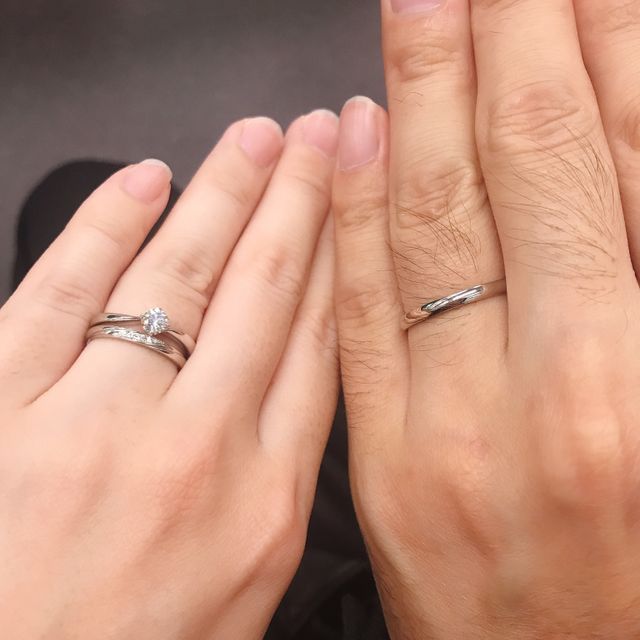 【アイプリモ(I-PRIMO)の口コミ】 真ん中に小さなダイヤが3つ並んでついており、シンプルだけどキラキラして…