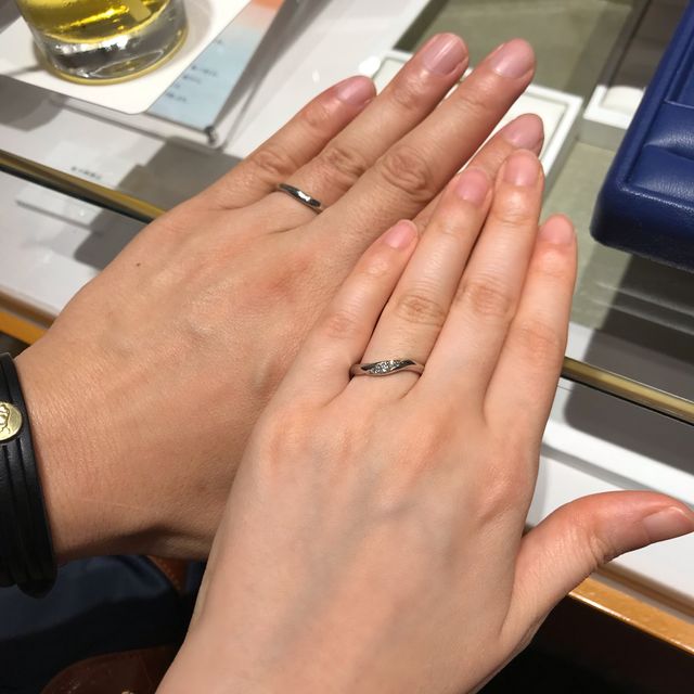 【銀座ダイヤモンドシライシの口コミ】 女性側のイーノというデザインは、ダイヤの数は少ないですが一石の大きさ…