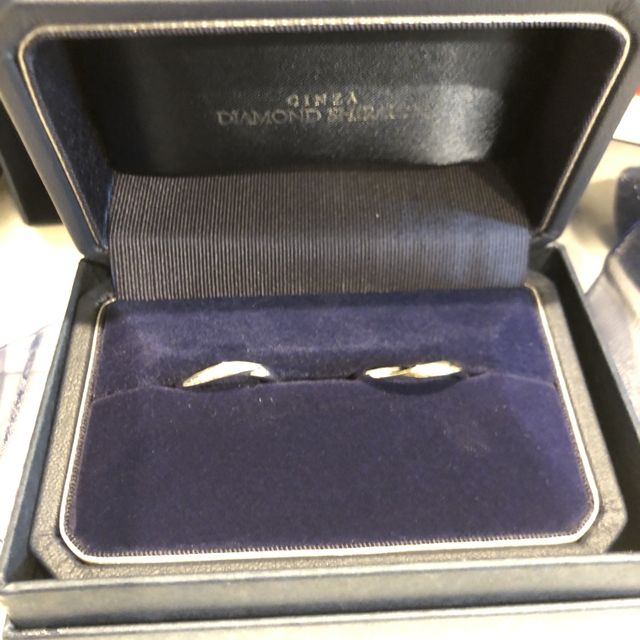 【銀座ダイヤモンドシライシの口コミ】 指輪のデザインはシンプルで付け心地が良いのにしました！
その割に値段も…