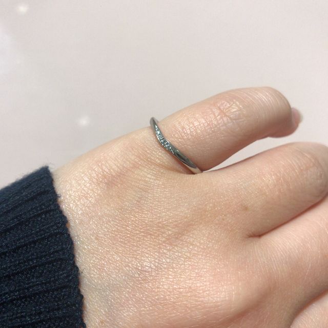 【TRECENTI(トレセンテ)の口コミ】 婚約指輪がトレセンテの緩やかなVラインのデザインの物だったので、それと…