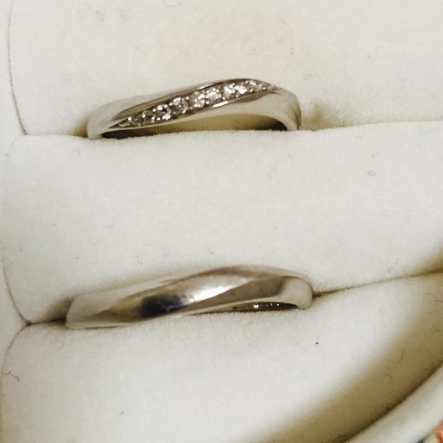 【4℃ BRIDAL(ヨンドシーブライダル)の口コミ】 指輪をしたことのない夫でも似合うデザインを探しました。自分用は細かな…