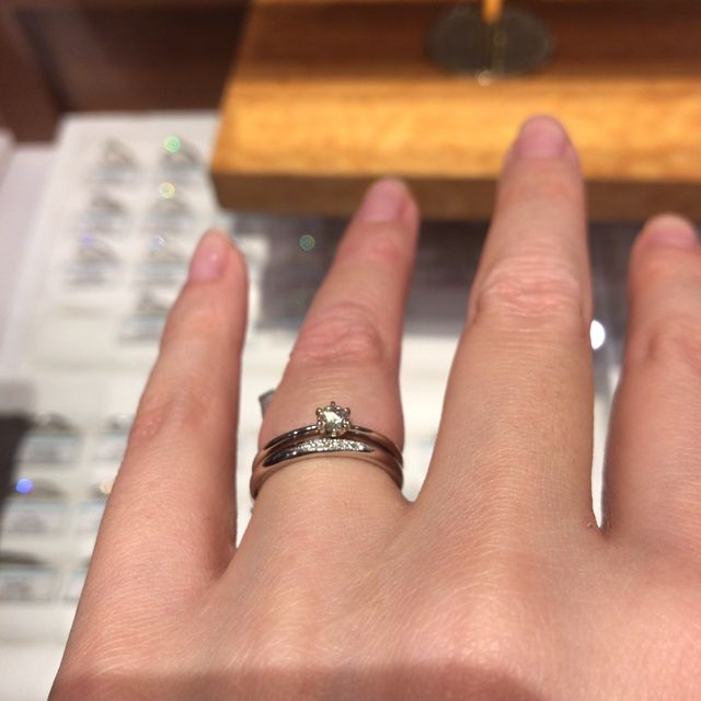 【銀座ダイヤモンドシライシの口コミ】 結婚指輪はシンプルですが、ダイヤモンドが入るデザインなので光が当たる…