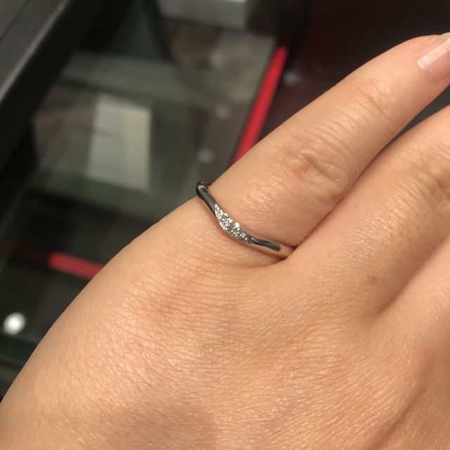【ラザール ダイヤモンド(LAZARE DIAMOND)の口コミ】 シンプルな緩めのVラインで、どんな場面で着けていても素敵だと思える指輪…