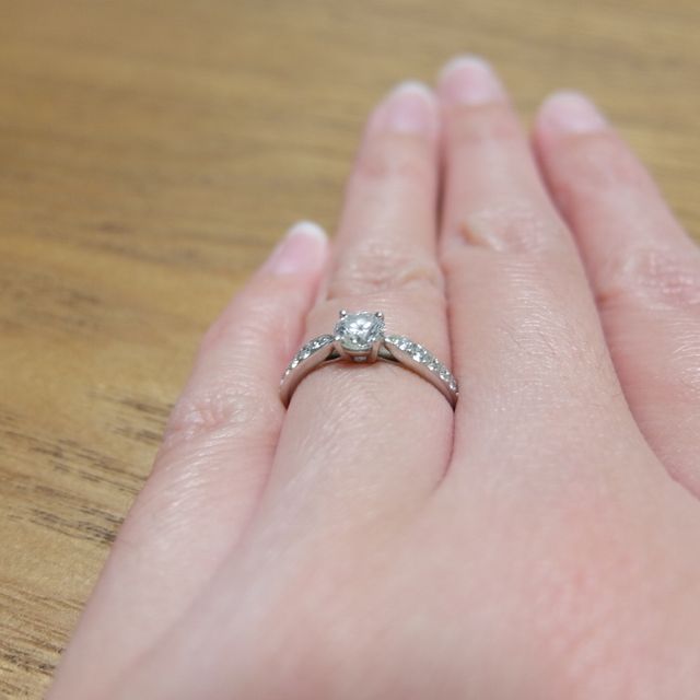 【ティファニー(Tiffany & Co.)の口コミ】 もともと華奢な指輪を探していました。
この指輪の台座は低くなっており、…