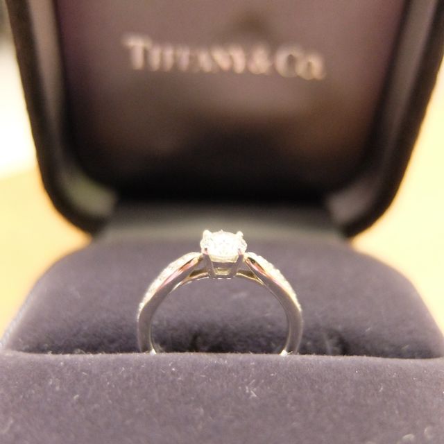 【ティファニー(Tiffany & Co.)の口コミ】 もともと華奢な指輪を探していました。
この指輪の台座は低くなっており、…