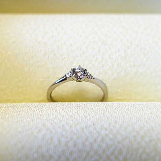 【彩乃瑞(IRONOHA)の口コミ】 ショーケースの中にたくさん並んだ指輪の中から、一目惚れに近い形で選び…