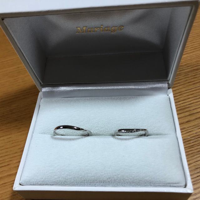 【Mariage ent(マリアージュエント)の口コミ】 細身のデザインと、ダイヤの配置と輝きが気に入りこちらに決めました。少…