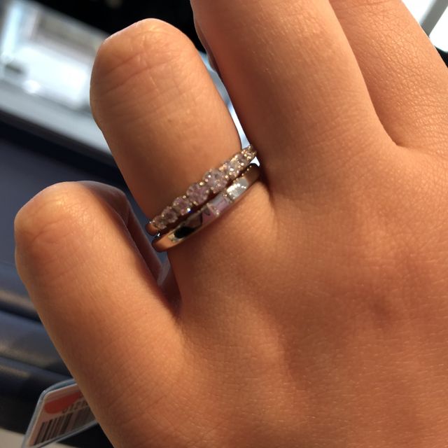 【銀座ダイヤモンドシライシの口コミ】 色々悩んで、1番重ね付けが綺麗だと思った指輪にしました^ ^
個々で付けて…