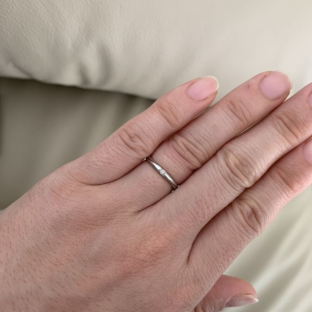 【STAR JEWELRY(スタージュエリー)の口コミ】 シンプルで可愛い感じの指輪を探していて、色々試着しこちらに決めました…