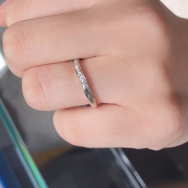 【銀座ダイヤモンドシライシの口コミ】 幅が細めで綺麗であることやメレダイヤが流れるように埋め込まれていてキ…