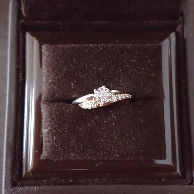 【アイプリモ(I-PRIMO)の口コミ】 婚約指輪は通常1色使いが多いのですが、今回選んだ指輪は2色使用している…