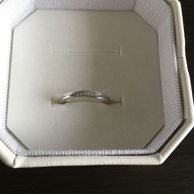 【4℃ BRIDAL(ヨンドシーブライダル)の口コミ】 カーブしているものを元々探しており、色々な店を回りましたが、予算に対…