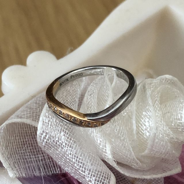 【ROCCA(ロッカ)の口コミ】 ゴールド、シルバーの二色使いで、一緒に着けるブレスレットやネックレス…