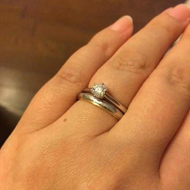 【銀座ダイヤモンドシライシの口コミ】 付けやすいように台座があまり高くない指輪にしました。ひっかかることも…