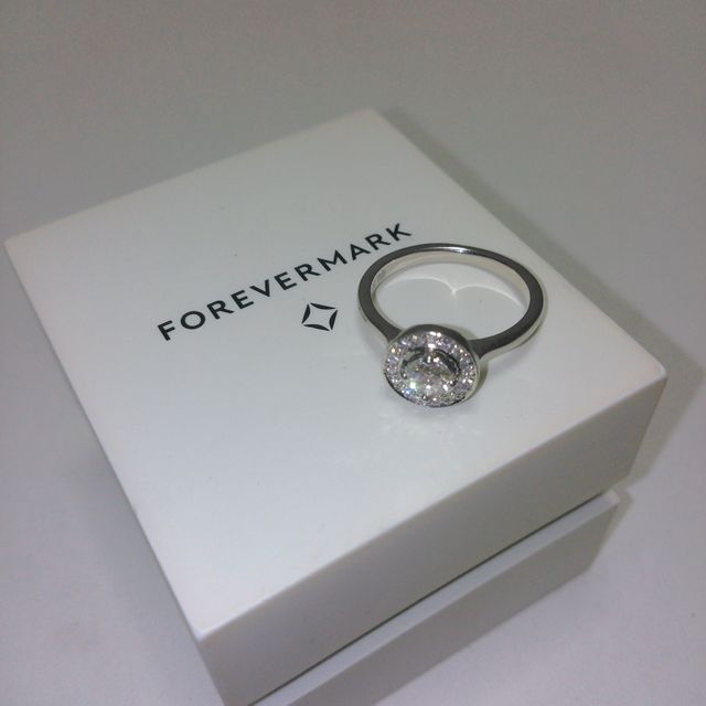 【FOREVERMARK(フォーエバーマーク)の口コミ】 彼が内緒で買っていてくれました。
店員さんに予算と私の好みを伝えて、お…