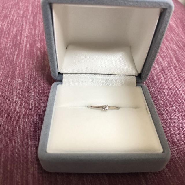【BLOOM(ブルーム)の口コミ】 デザインがシンプルでリングが細いため手が綺麗に見えると思ったため。
シ…