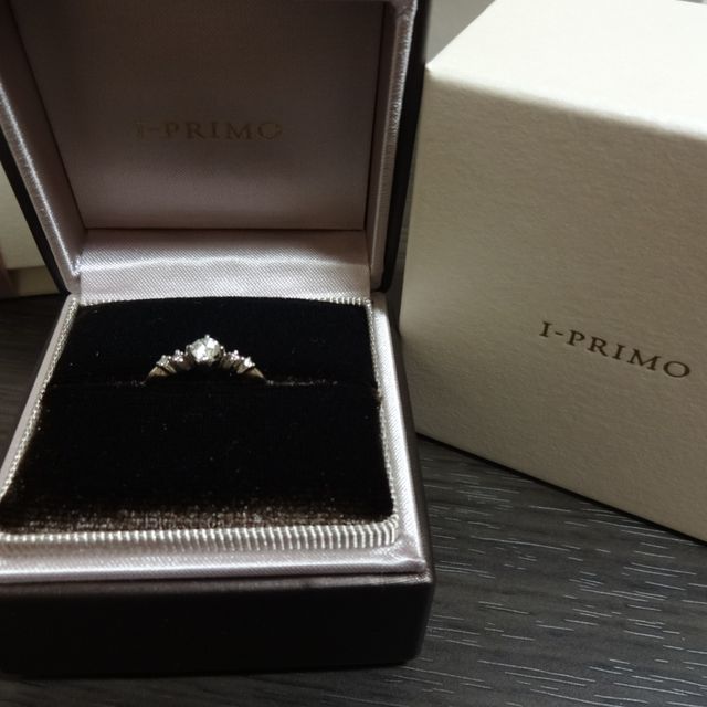 【アイプリモ(I-PRIMO)の口コミ】 ピンクダイヤが2つついています。あまり色が濃くないので、わかりにくいで…