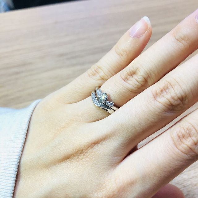 【銀座ダイヤモンドシライシの口コミ】 婚約指輪も結婚指輪も彼と一緒に選びに行きました。
彼のお姉さんがダイヤ…