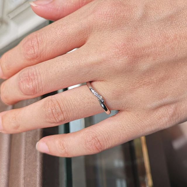 【アイプリモ(I-PRIMO)の口コミ】 基本的にはシンプルな印象ですが、緩やかなV字の形が綺麗で柔らかい雰囲気…