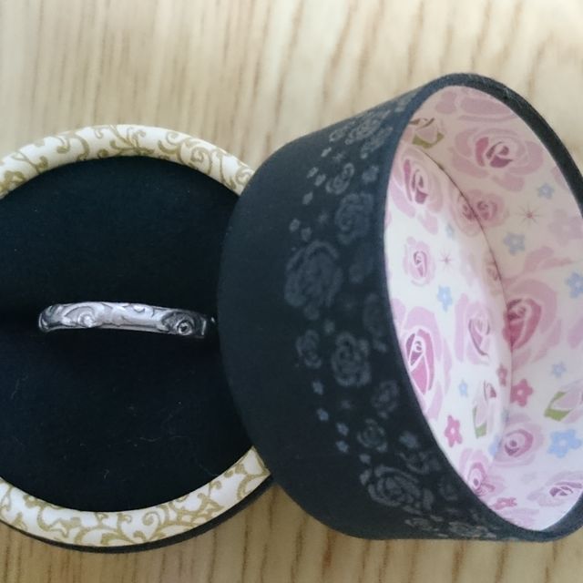 【Princess Bijou(プリンセス・ビジュー)の口コミ】 椅子に座り、気に入った指輪全部を並べてもらって、『こっちとこっちはど…