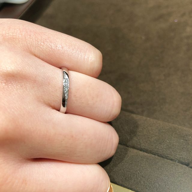 【彩乃瑞(IRONOHA)の口コミ】 初めての指輪選びでいろいろなデザインをつけていく中で、真っ直ぐな指輪…