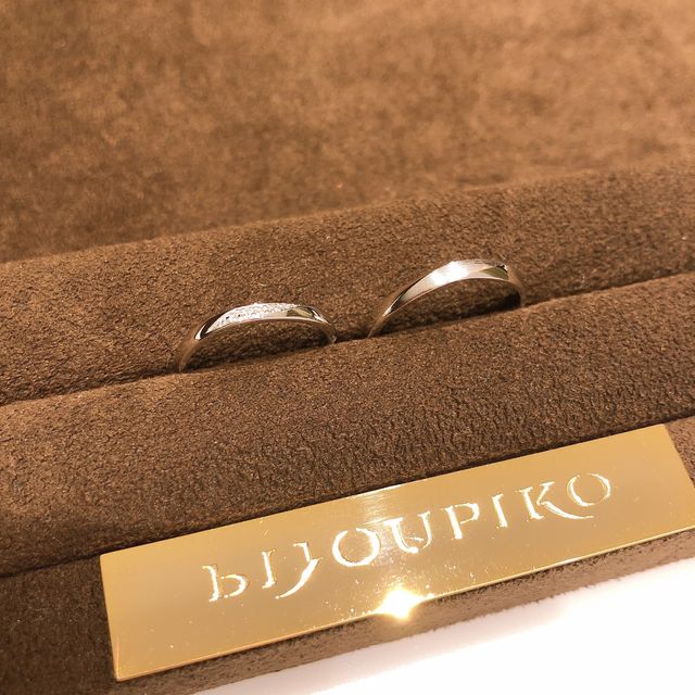 【彩乃瑞(IRONOHA)の口コミ】 初めての指輪選びでいろいろなデザインをつけていく中で、真っ直ぐな指輪…