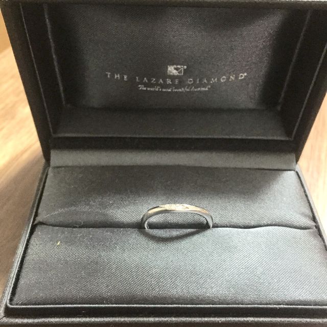 【ラザール ダイヤモンド(LAZARE DIAMOND)の口コミ】 横浜元町に絞って下見にいきました。
1軒目は少し若目の某店舗。
店内は白…