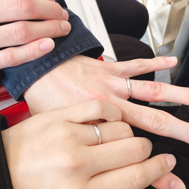 【銀座ダイヤモンドシライシの口コミ】 デザインに一目惚れしたことが1番の決め手です。シンプルがいいけど、シン…