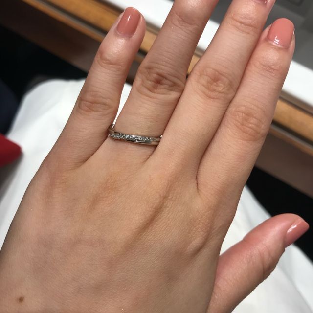 【銀座ダイヤモンドシライシの口コミ】 V字のデザインにはなっていますがウェーブ好きな方でも
気に入るデザイン…