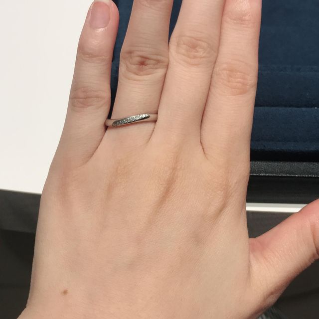 【4℃ BRIDAL(ヨンドシーブライダル)の口コミ】 ウェーブで派手すぎずシンプルすぎずなデザインです。ダイヤモンドも程よ…